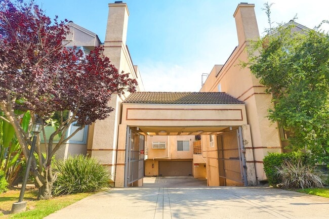 Building Photo - >>> THREE BEDROOM + THREE BATHS TOWNHOUSE ...