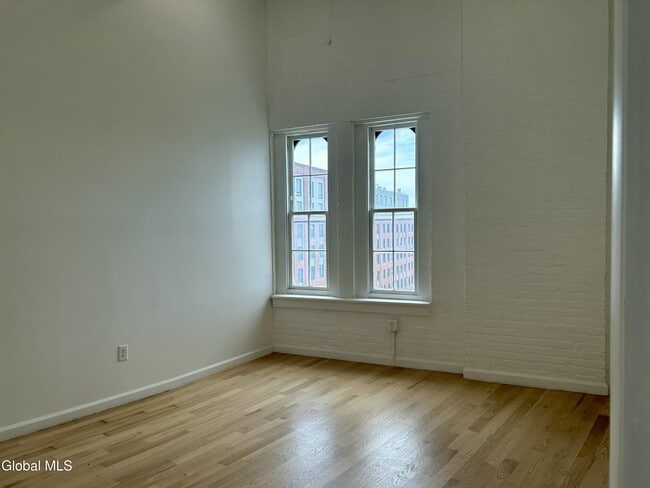 Building Photo - 155 River St