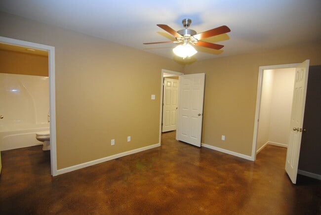 Building Photo - 3/2 Open Floor Plan, One Level in Sherwood