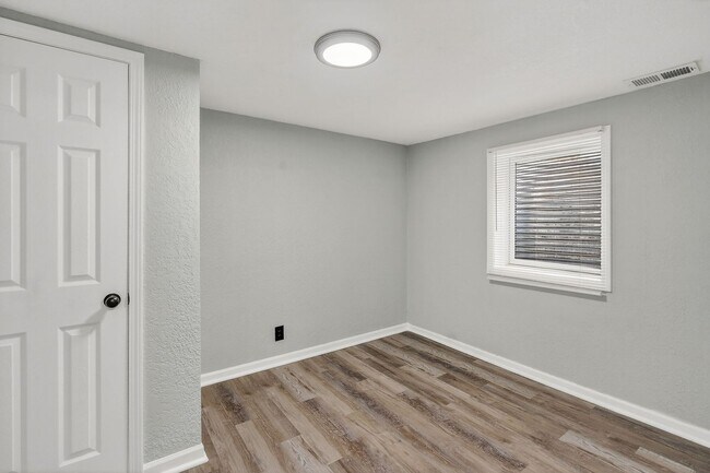 Building Photo - Hard-to-Find 6-Bedroom Home in Grandview!