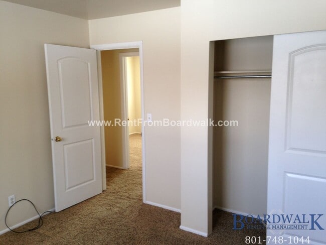 Building Photo - Great 5 Bed Now Available in Riverton