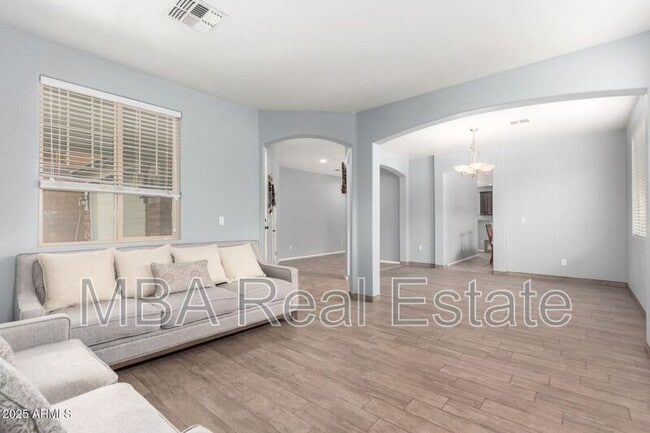 Building Photo - 42511 W Cheyenne Dr