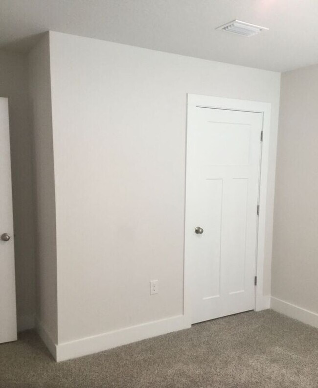 Building Photo - 8366 Burch Ct