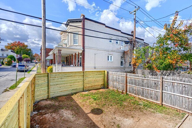 Building Photo - 400 N Hilton St