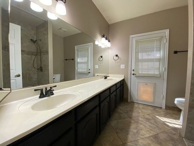 Building Photo - Very nice single level home