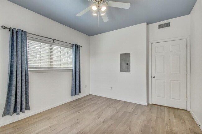 Building Photo - 2320 Gracy Farms Ln