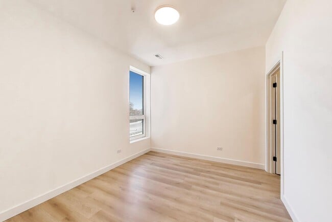 Building Photo - 1950 W Lawrence Ave