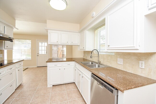 Building Photo - 2835 Pepperwood Dr