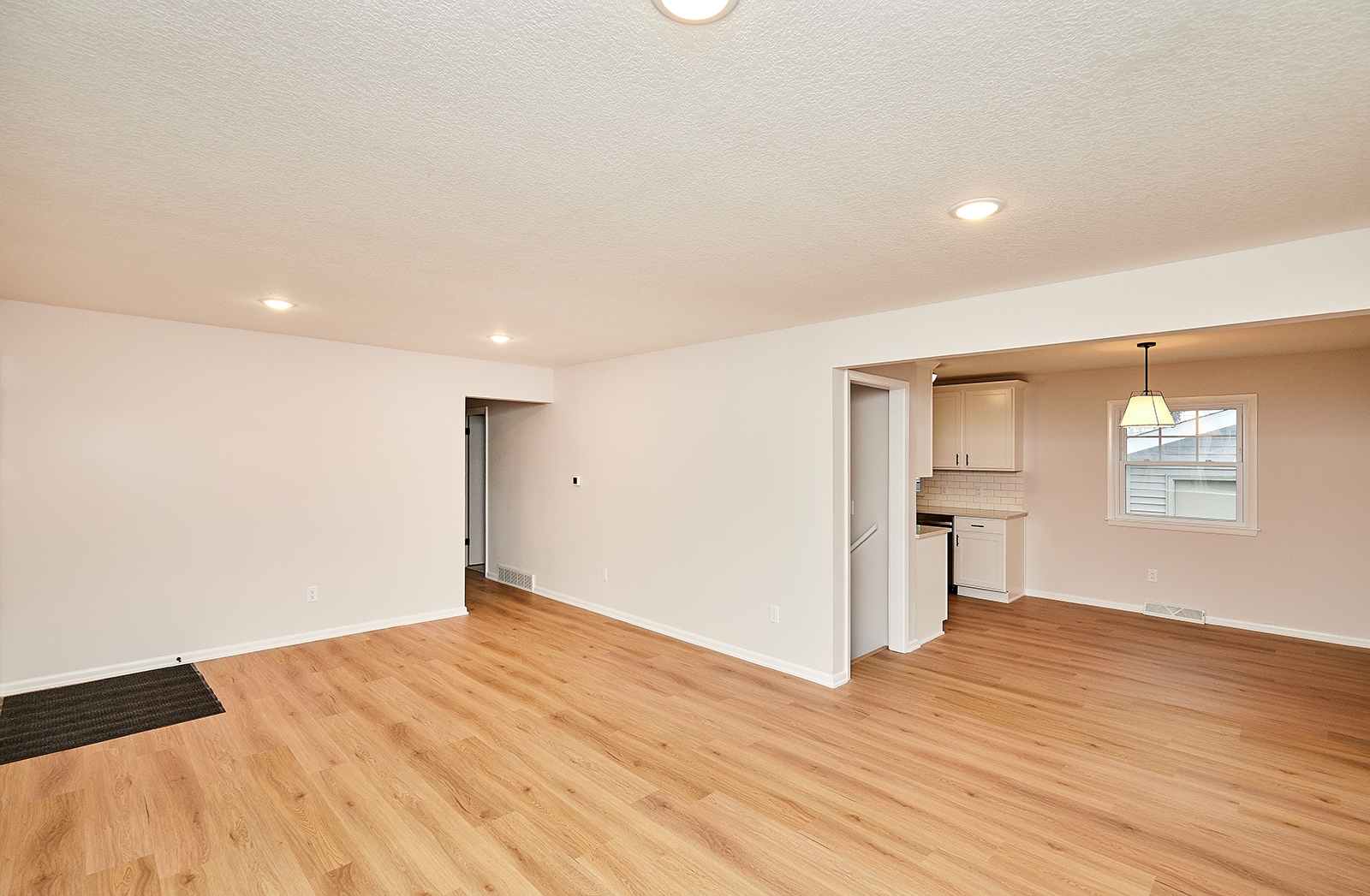 Building Photo - 409 SW Ash Dr