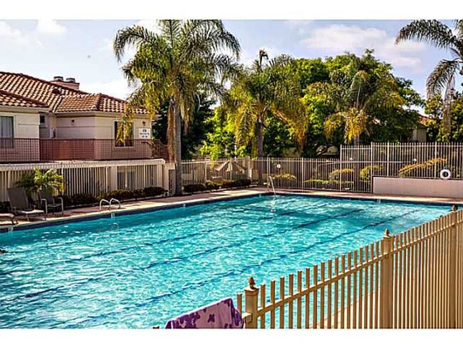 Building Photo - Amazing 3 bedroom condo in the heart of Oc...