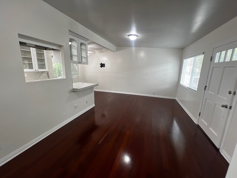 Building Photo - 323 S Francisca Ave