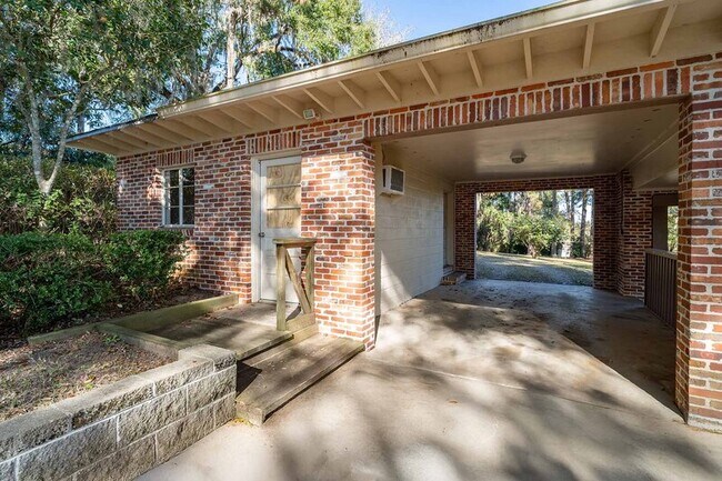 Building Photo - 2818 Lakeshore Dr