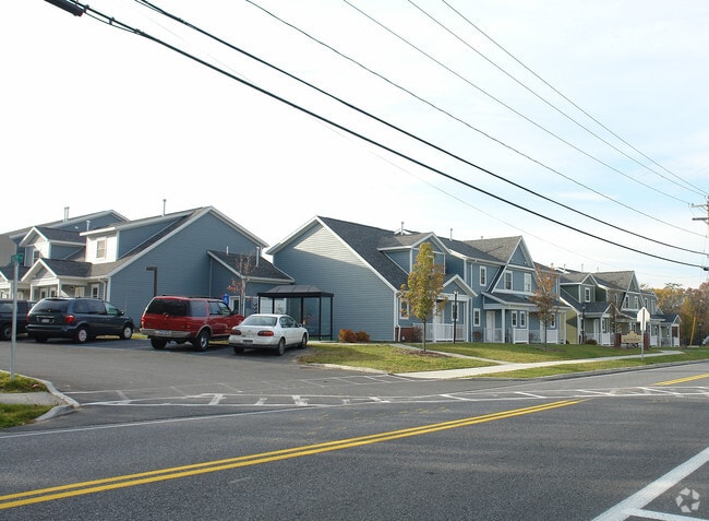 Building Photo - Crosswinds At Hudson