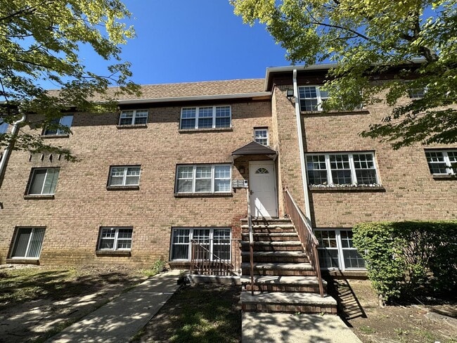 Building Photo - 2 bedroom, 1 bathroom