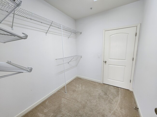 Building Photo - 7104 W Friendly Ave