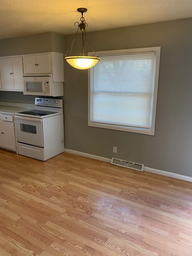Building Photo - Charming 3 bedroom house St. Cloud!