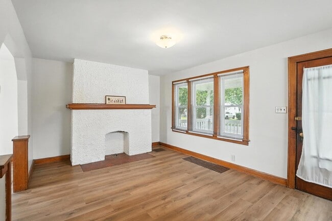 Building Photo - 825 S Terrace Ave