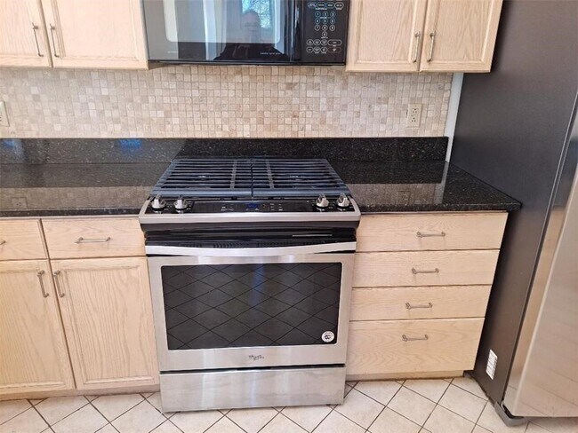 Building Photo - 2431 Coosawattee Dr NE