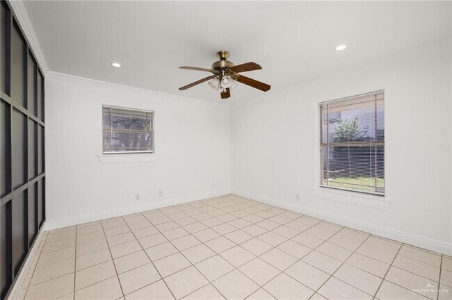 Building Photo - 2805 Lake Shore Dr