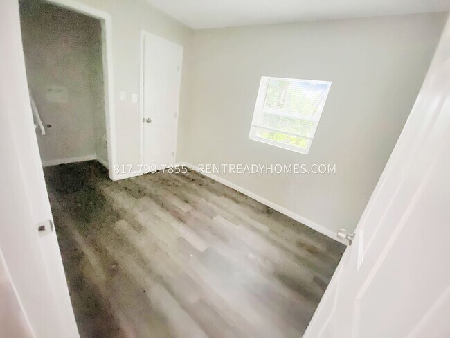 Building Photo - 6318 Sloan St