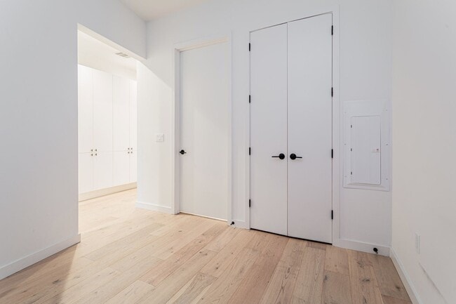 Building Photo - Light-Filled 2 Bed / 1 Bath – Wide-Plank Hardwood & W/D Included