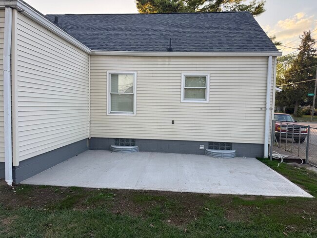 Building Photo - 1596 S Champion Ave