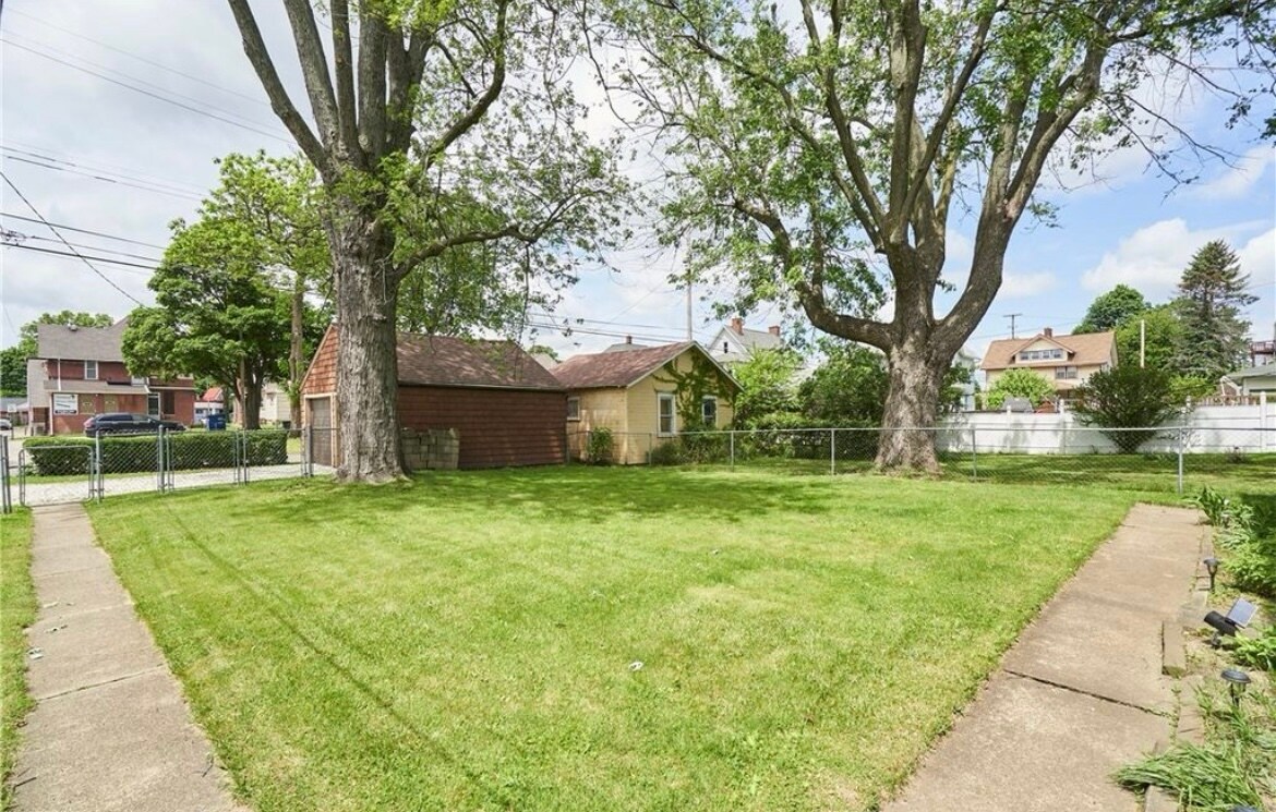 Fenced in yard - 1725 Woodland Ave NW