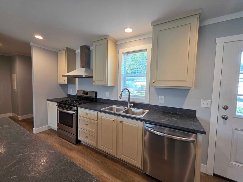 Building Photo - 4512 Spruce Ct