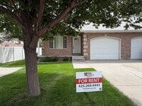 Building Photo - Welcome to this Two-Bedroom Duplex in Santaquin, UT