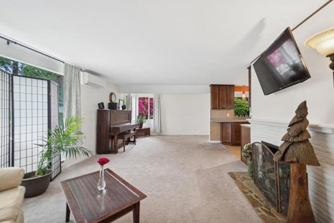 Building Photo - 4 bedroom in Seattle WA 98125