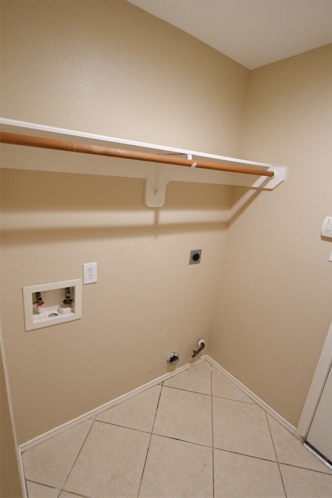 Building Photo - 15503 Clear Valley Dr