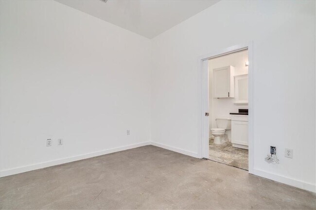 Building Photo - 507 Sabine St