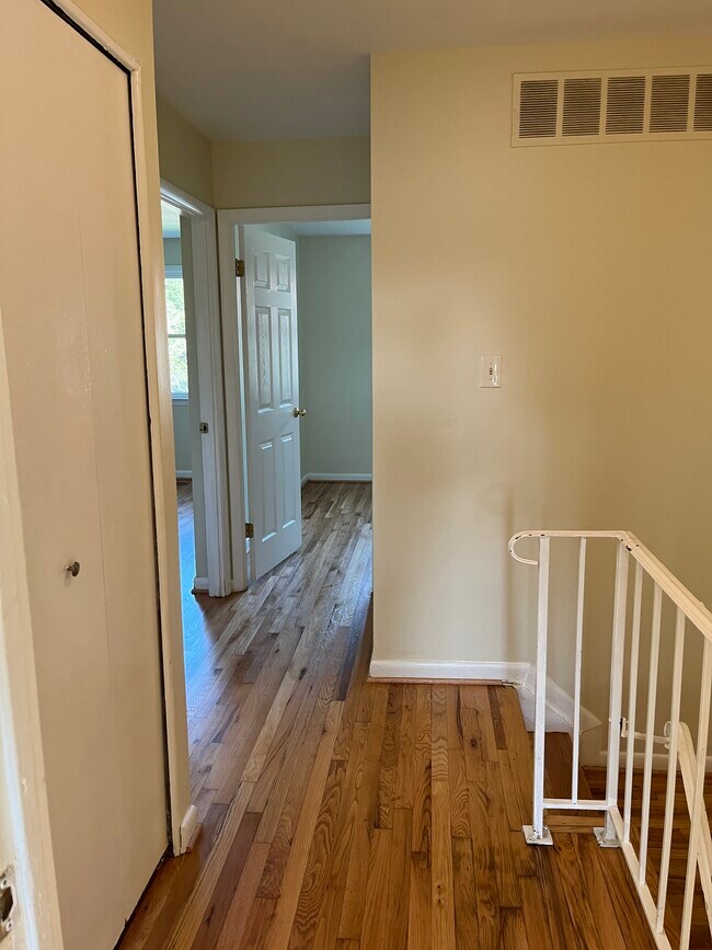 Building Photo - 2 Wimbledon Ln