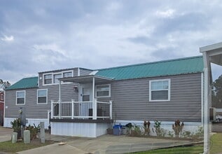 Building Photo - Nicely Redone 1/1 on Center Lake