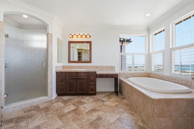 Building Photo - Luxury Coastal Living in Guard-Gated Ocean Colony