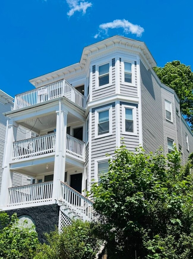 Building Photo - NEWLY RENOVATED PENTHOUSE UNIT