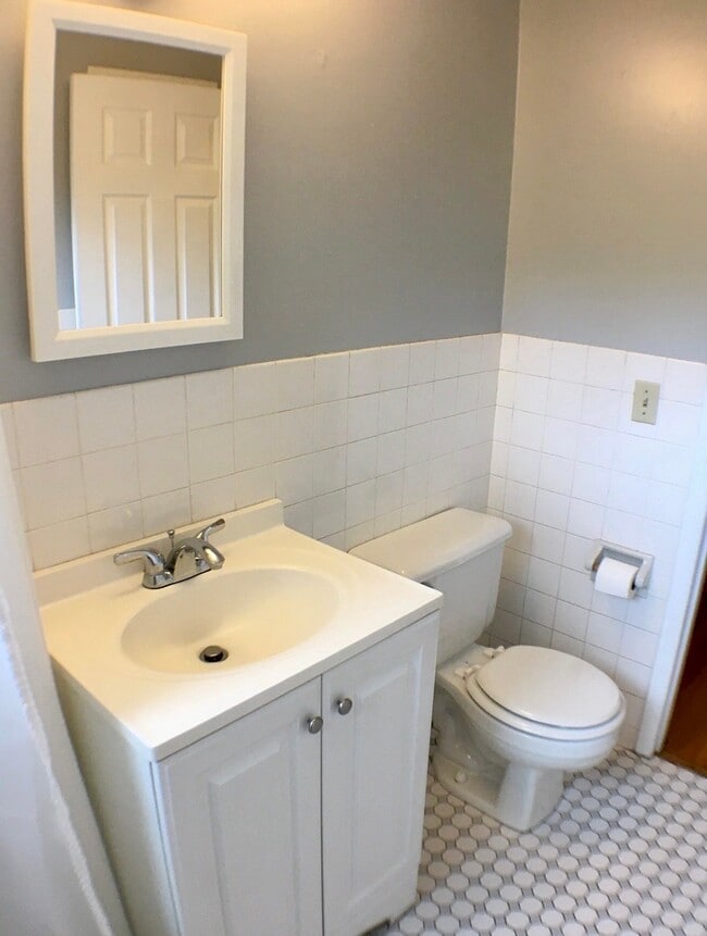 Building Photo - 422 Rushmore Ln
