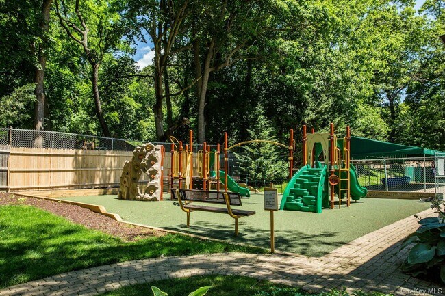 Building Photo - 23 Meadowood Dr