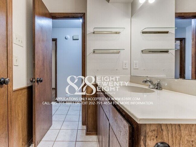 Building Photo - West Norman 2 Bed/1 Bath Duplex WITH Fenced Backyard! AVAILABLE NOW!