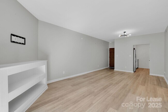 Building Photo - 224 N Poplar St