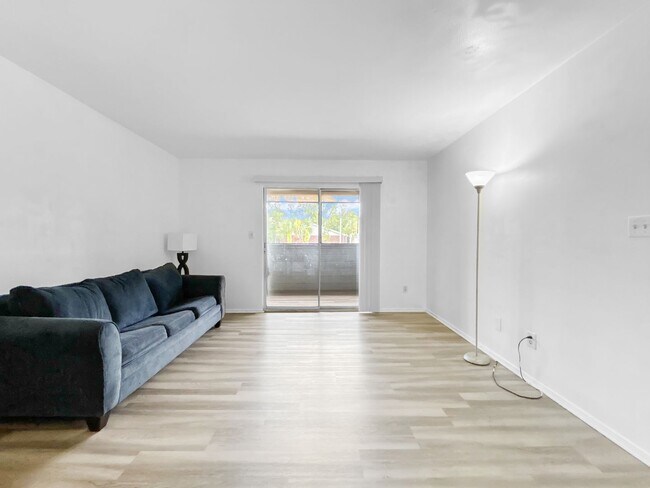 Building Photo - Spacious Condo Living in a Prime St. Petersburg Location! 2bed | 1bath