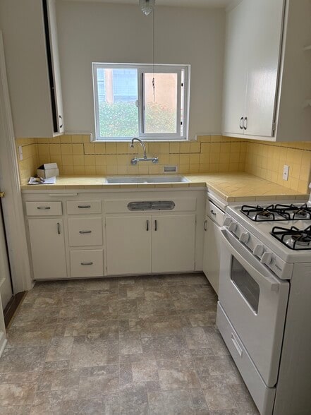 Kitchen - 322 Cornell Dr