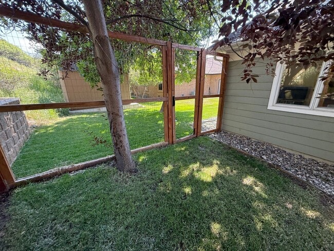 Building Photo - 3 Bed 2 Bath Large Beautiful Home