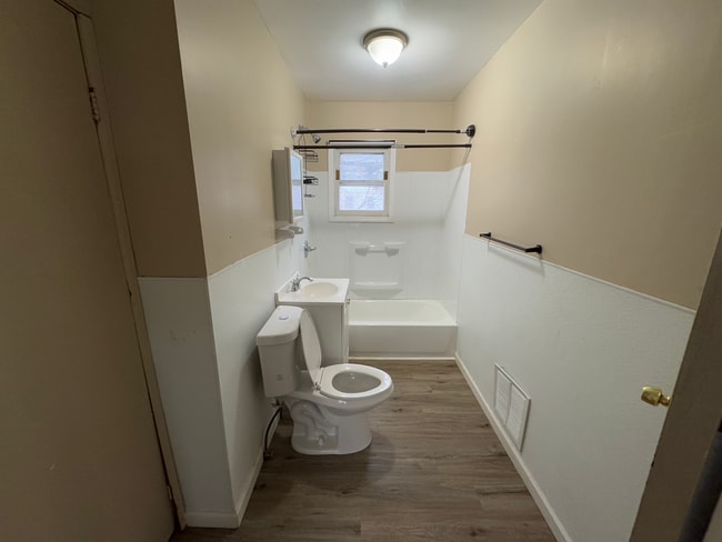 Building Photo - Liberty St 154/156