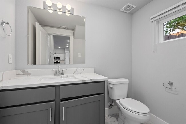 Building Photo - 909 Oak St