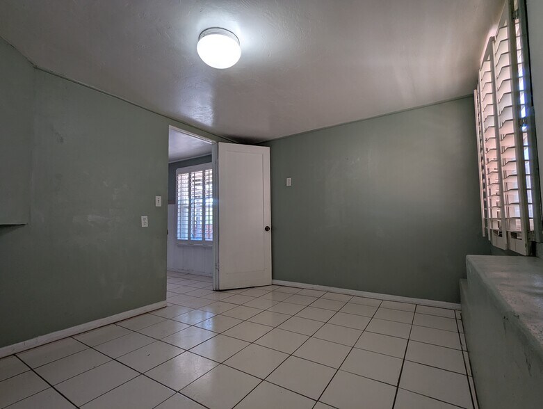 Building Photo - 5831 Adelaide Ave