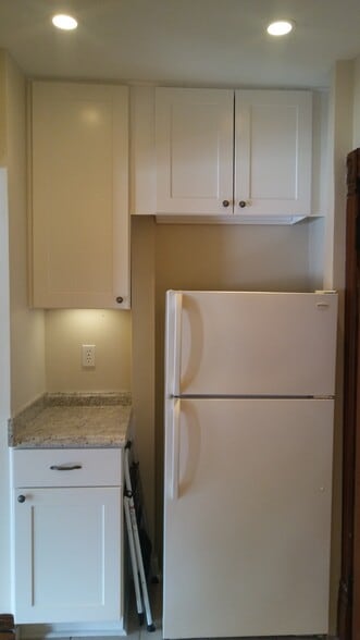 Kitchen - 1562 E Irving Plz