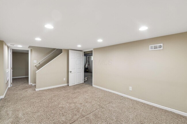 Building Photo - 557 E Royal Forest Blvd