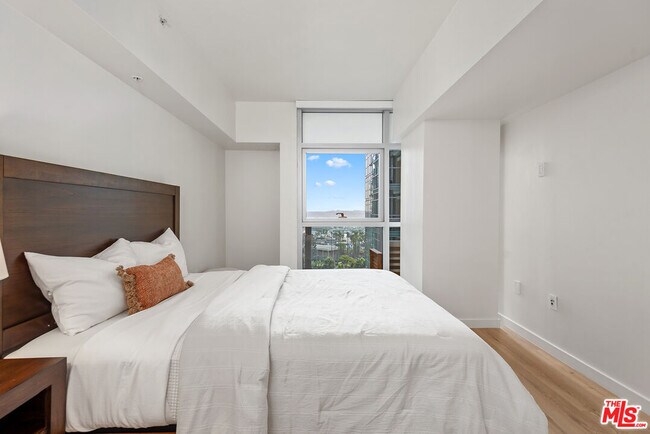 Building Photo - 13700 Marina Pointe Dr