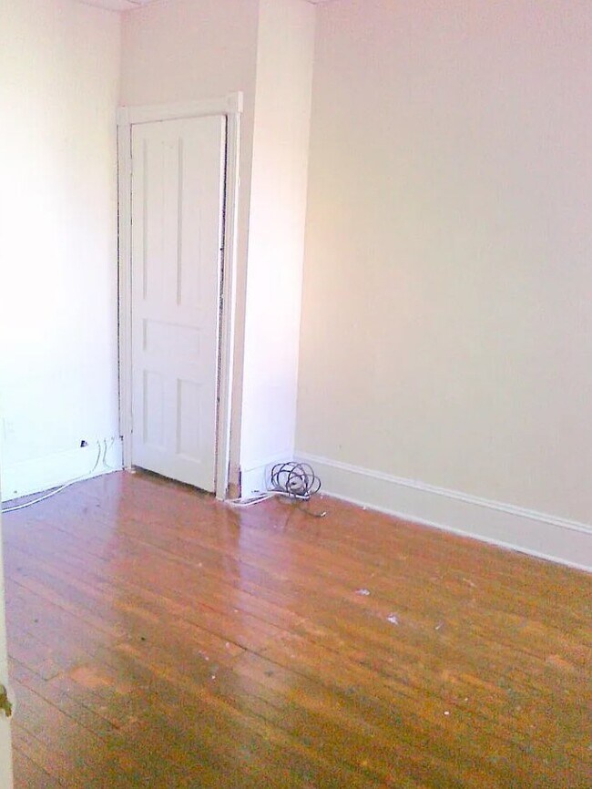 Building Photo - 915 Maple Terrace